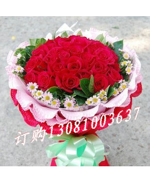 商品详细;11支红玫瑰，点缀绿叶配材粉色色卷边纸配蝴蝶结丝带束扎圆形花束精美包装 -粉色和红色卷边纸圆形包装