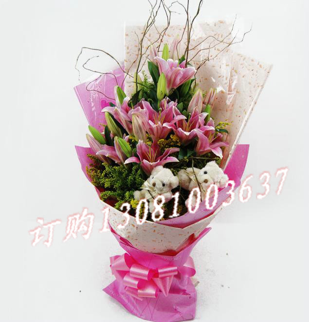 商品详细;6支多头粉香水百合，配花，僧送两只小熊-粉色高档皱纹纸包装
