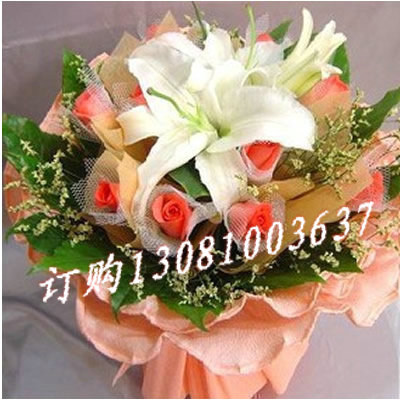 商品详细;1支白香水百合+11朵粉玫瑰，点缀绿叶、水晶草-粉卷边纸圆形精美包装，配蝴蝶结束扎