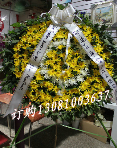 商品详细;99支黄菊花.19支白菊花,绿叶组合花圈-花圈