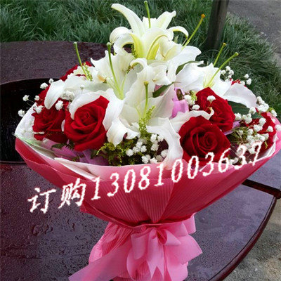 商品详细;11朵红玫瑰加2支多头百合；搭配黄莺或满天星点缀‘-双层粉色棉纸圆形包装